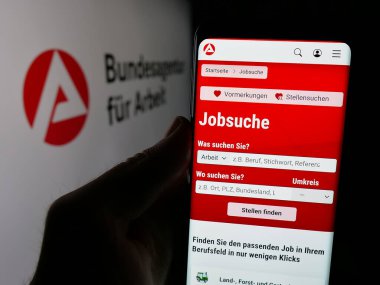 Stuttgart, Almanya - 03-07-2025: Üzerinde Alman federal ajansı Bundesagentur fuer Arbeit 'in logosu bulunan web sitesi logosu ekranda. Telefon ekranının merkezine odaklan.