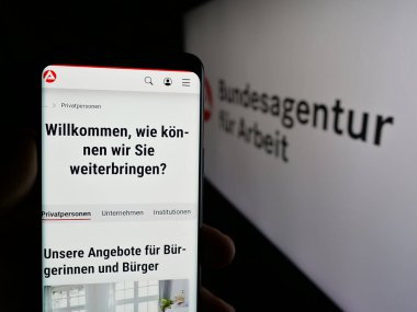 Stuttgart, Almanya - 03-07-2025: Alman federal ajansı Bundesagentur fur Arbeit 'in internet sayfası olan cep telefonu logonun önünde ekranda. Telefon ekranının merkezine odaklan.