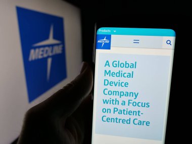 Stuttgart, Almanya - 03-07-2025: Logo önünde ekranda ABD 'li sağlık şirketi Medline Industries LP' nin logosunun bulunduğu web sayfası var. Telefon ekranının merkezine odaklan.