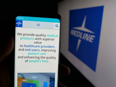 Stuttgart, Almanya - 03-07-2025: ABD 'li sağlık şirketi Medline Industries LP' nin web sayfası olan cep telefonu logosu önünde ekranda. Telefon ekranının merkezine odaklan.