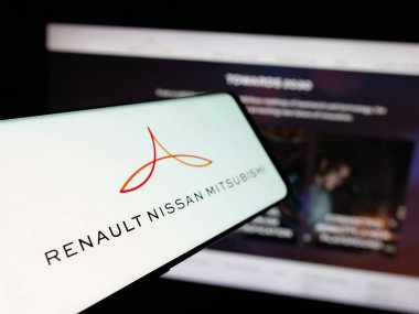 Stuttgart, Almanya - 03-07-2025: Renault-Nissan-Mitsubishi İttifakı otomotiv organizasyonu logosuna sahip akıllı telefon iş dünyasının web sitesi önünde ekranda. Telefon ekranının merkez soluna odaklan.
