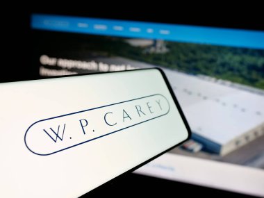 Stuttgart, Almanya - 03-07-2025: Web sitesinin önünde ekranda ABD 'li emlak şirketi W. P. Carey Inc.' in logosuna sahip akıllı telefon. Telefon ekranının merkez soluna odaklan.