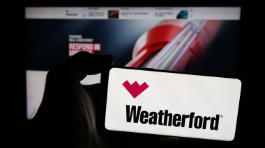 Stuttgart, Almanya - 03-07-2025: ABD 'li petrol şirketi Weatherford International plc' in logosunun bulunduğu cep telefonu web sayfası önünde ekranda. Telefon ekranına odaklan.