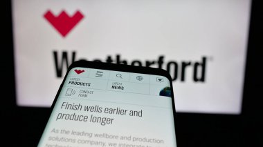 Stuttgart, Almanya - 03-07-2025: Web sitesinin önünde ekranda ABD 'li petrol şirketi Weatherford International plc' in logosuna sahip cep telefonu. Telefon ekranının sol üst kısmına odaklan.