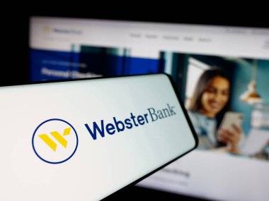 Stuttgart, Almanya - 03-07-2025: Web sitesi önünde ekranda ABD 'li finans şirketi Webster Financial Corporation' ın logosuna sahip akıllı telefon. Telefon ekranının soluna odaklan.