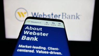 Stuttgart, Almanya - 03-07-2025: Web sitesi önünde ekranda ABD 'li finans şirketi Webster Financial Corporation' ın logosunun bulunduğu cep telefonu. Telefon ekranının sol üst kısmına odaklan.