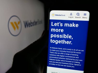 Stuttgart, Almanya - 03-07-2025: Üzerinde ABD 'li finans şirketi Webster Financial Corporation' ın logosu bulunan web sayfası logosu ekranda. Telefon ekranının merkezine odaklan.