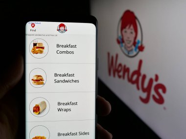 Stuttgart, Almanya - 03-07-2025: ABD 'li restoran şirketi Wendys International LLLC' nin logolu web sayfası ekranda logonun önünde duruyor. Telefon ekranının merkezine odaklan.