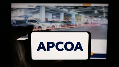 Stuttgart, Almanya - 03-04-2025: Alman firması APCOA Park AG 'nin logosunun bulunduğu cep telefonu web sayfası önünde ekranda. Telefon ekranına odaklan.