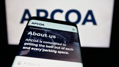 Stuttgart, Almanya - 03-04-2025: Alman firması APCOA Park AG 'nin logosunun yer aldığı cep telefonu web sitesinin önünde ekranda. Telefon ekranının sol üst kısmına odaklan.