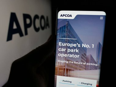 Stuttgart, Almanya - 03-04-2025: Alman firması APCOA Park AG 'nin web sayfası olan cep telefonu logosu önünde ekranda. Telefon ekranının merkezine odaklan.