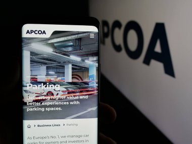Stuttgart, Almanya - 03-04-2025: Üzerinde Alman firması APCOA Park AG 'nin logosu olan web sayfası logonun önünde duruyor. Telefon ekranının merkezine odaklan.