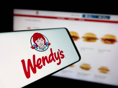 Stuttgart, Almanya - 03-07-2025: İnternet sitesi önünde ekranda Wendy 's International LLLC' nin logosuna sahip akıllı telefon. Telefon ekranının merkez soluna odaklan.
