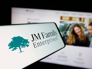 Stuttgart, Almanya - 03-09-2025: ABD 'li şirket JM Family Enterprises Inc. (JMFE)' in logosuna sahip akıllı telefon web sitesinin önünde ekranda. Telefon ekranının merkez soluna odaklan.