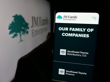 Stuttgart, Almanya - 03-09-2025: ABD 'li şirket JM Family Enterprises Inc.' in logosuna sahip web sayfası ekranda. (JMFE) Telefon ekranının merkezine odaklan.