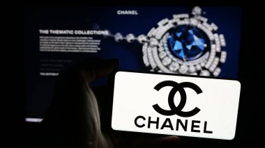 Stuttgart, Almanya - 03-09-2025: Fransız lüks moda şirketi Chanel SAS 'ın logosunun bulunduğu cep telefonu web sayfasının önünde ekranda. Telefon ekranına odaklan.