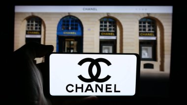 Stuttgart, Almanya - 03-09-2025: Fransız lüks moda şirketi Chanel SAS 'ın logosunun bulunduğu cep telefonu web sayfasının önünde ekranda. Telefon ekranına odaklan.