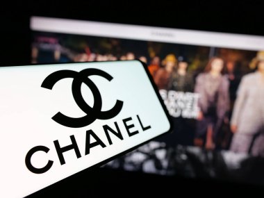 Stuttgart, Almanya - 03-09-2025: Fransız lüks moda şirketi Chanel SAS 'ın logosuna sahip akıllı telefon web sitesinin önünde ekranda. Telefon ekranının merkez soluna odaklan.