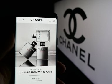 Stuttgart, Almanya - 03-09-2025: Fransız lüks moda şirketi Chanel SAS 'ın internet sayfası olan cep telefonu logosu önünde ekranda. Telefon ekranının merkezine odaklan.