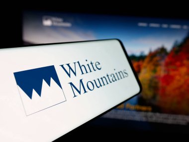 Stuttgart, Almanya - 03-09-2025: Web sitesinin önünde ekranda White Mountains Sigorta Grubu Ltd. şirketinin logosuna sahip akıllı telefon. Telefon ekranının merkez soluna odaklan.