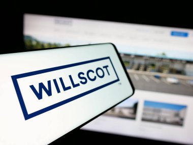 Stuttgart, Almanya - 03-09-2025: WillScot Mobile Mini Holding şirketinin logosuna sahip akıllı telefon web sitesinin önünde ekranda. Telefon ekranının merkez soluna odaklan.