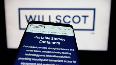 Stuttgart, Almanya - 03-09-2025: Web sitesinin önünde ekranda WillScot Mobile Mini Holding Şirketi logosu olan cep telefonu. Telefon ekranının sol üst kısmına odaklan.