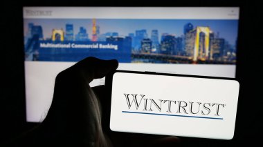 Stuttgart, Almanya - 03-09-2025: Bankacılık şirketi Wintrust Financial Corporation 'ın logosuna sahip cep telefonu web sayfası önünde ekranda. Telefon ekranına odaklan.