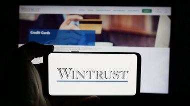 Stuttgart, Almanya - 03-09-2025: Bankacılık şirketi Wintrust Financial Corporation 'ın logosunun bulunduğu cep telefonu web sayfası önünde ekranda. Telefon ekranına odaklan.