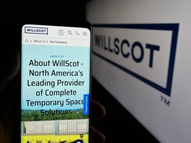 Stuttgart, Almanya - 03-09-2025: Logonun önünde WillScot Mobile Mini Holding şirketinin logosuna sahip web sayfası var. Telefon ekranının merkezine odaklan.