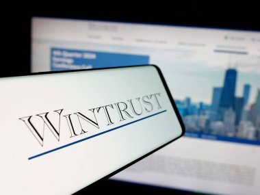 Stuttgart, Almanya - 03-09-2025: Bankacılık şirketi Wintrust Financial Corporation 'ın logosuna sahip akıllı telefon web sitesinin önünde ekranda. Telefon ekranının merkez soluna odaklan.