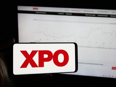 Stuttgart, Almanya - 03-09-2025: Lojistik ve ulaşım şirketi XPO Inc. 'nin logosuna sahip akıllı telefon web sitesinin önünde ekranda. Telefon ekranına odaklan.