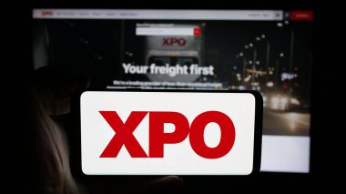 Stuttgart, Almanya - 03-09-2025: Lojistik ve ulaşım şirketi XPO Inc. 'nin logosuna sahip cep telefonu web sayfası önünde ekranda. Telefon ekranına odaklan.