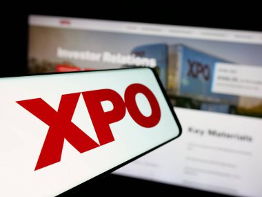 Stuttgart, Almanya - 03-09-2025: Lojistik ve ulaşım şirketi XPO Inc. 'nin logosuna sahip akıllı telefon web sitesinin önünde ekranda. Telefon ekranının merkez soluna odaklan.