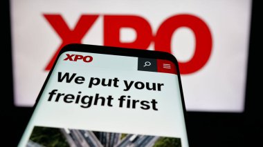 Stuttgart, Almanya - 03-09-2025: Lojistik ve ulaşım şirketi XPO Inc. 'nin logosuna sahip cep telefonu web sitesinin önünde ekranda. Telefon ekranının sol üst kısmına odaklan.