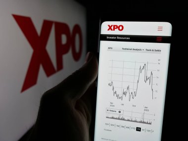 Stuttgart, Almanya - 03-09-2025: Lojistik ve ulaşım şirketi XPO Inc. 'nin logosu olan web sayfası ekranda. Telefon ekranının merkezine odaklan.