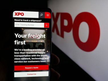 Stuttgart, Almanya - 03-09-2025: Lojistik ve ulaşım şirketi XPO Inc. 'nin web sayfası olan cep telefonu logonun önünde ekranda. Telefon ekranının merkezine odaklan.