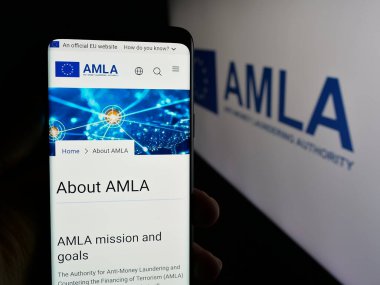 Stuttgart, Almanya - 03-10-2025: Logo önünde ekranda Anti-Para Aklama Kurumu (AMLA) logosu bulunan kişi web sitesi. Telefon ekranının merkezine odaklan.