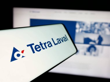 Stuttgart, Almanya - 03-10-2025: İnternet sitesi önünde ambalaj şirketi Tetra Laval Group 'un logosuna sahip akıllı telefon. Telefon ekranının merkez soluna odaklan.
