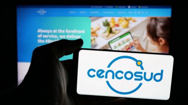 Stuttgart, Almanya - 03-10-2025: Şilili perakende şirketi Cencosud S.A. 'nın logosunun bulunduğu cep telefonu web sayfasının önünde ekranda. Telefon ekranına odaklan.