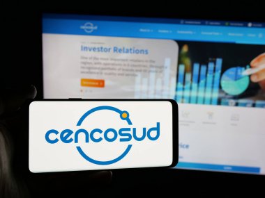 Stuttgart, Almanya - 03-10-2025: Şilili perakende şirketi Cencosud S.A. 'nın logosunu taşıyan kişi web sitesinin önünde ekranda. Telefon ekranına odaklan.
