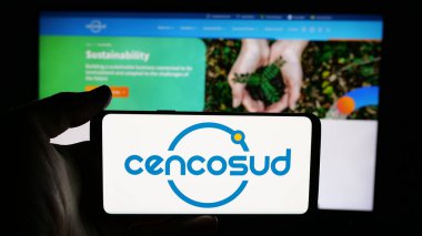 Stuttgart, Almanya - 03-10-2025: Şilili perakende şirketi Cencosud S.A. 'nın logosunun bulunduğu cep telefonu web sayfası önünde ekranda. Telefon ekranına odaklan.