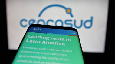 Stuttgart, Almanya - 03-10-2025: Şilili perakende şirketi Cencosud S.A. 'nın logolu cep telefonu web sitesinin önünde ekranda. Telefon ekranının sol üst kısmına odaklan.