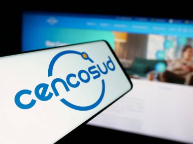 Stuttgart, Almanya - 03-10-2025: Şilili perakende şirketi Cencosud S.A. 'nın logosuna sahip akıllı telefon web sitesinin önünde ekranda. Telefon ekranının merkez soluna odaklan.