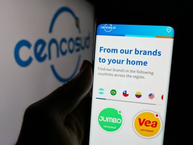 Stuttgart, Almanya - 03-10-2025: Şilili perakende şirketi Cencosud S.A. 'nın logosunun bulunduğu web sayfası logonun önünde ekranda. Telefon ekranının merkezine odaklan.