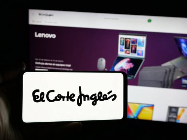 Stuttgart, Almanya - 03-10-2025: İspanyol perakende şirketi El Corte Ingles S.A. 'nın logosuna sahip akıllı telefon sahibi kişi web sitesinin önünde ekranda. Telefon ekranına odaklan.