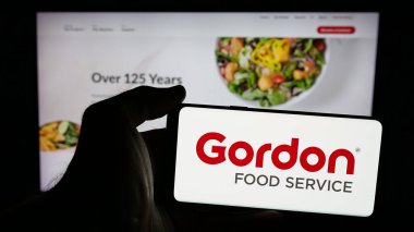 Stuttgart, Almanya - 03-10-2025: ABD 'li şirket Gordon Food Service Inc.' in logosunun bulunduğu cep telefonu web sayfası önünde ekranda. Telefon ekranına odaklan.