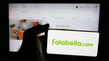 Stuttgart, Almanya - 03-10-2025: Şilili perakende şirketi Falabella S.A. 'nın logosunun bulunduğu cep telefonu web sayfasının önünde duruyor. Telefon ekranına odaklan.