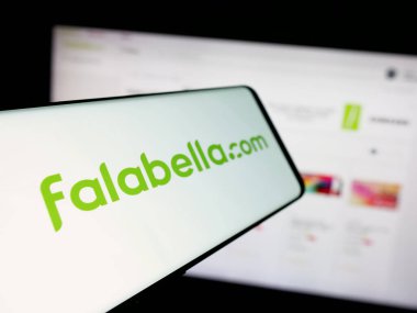 Stuttgart, Almanya - 03-10-2025: Şilili perakende şirketi Falabella S.A. 'nın logosuna sahip akıllı telefon web sitesinin önünde ekranda. Telefon ekranının merkez soluna odaklan.