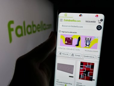 Stuttgart, Almanya - 03-10-2025: Şilili perakende şirketi Falabella S.A. 'nın internet sayfası olan cep telefonu logonun önünde ekranda. Telefon ekranının merkezine odaklan.