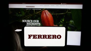 Stuttgart, Almanya - 03-10-2025: İtalyan şirketi Ferrero International S.A. 'nın logosunun bulunduğu cep telefonu web sayfası önünde ekranda. Telefon ekranına odaklan.